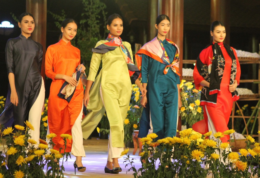 Những người mẫu thướt tha với tà áo dài bằng lụa truyền thống