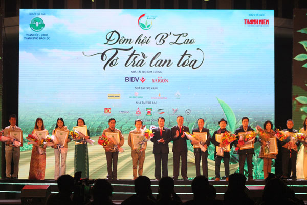 Đồng chí Phạm S, Phó Chủ tịch UBND tỉnh trao giấy chứng nhận thương hiệu Trà B’Lao và Tơ lụa Bảo Lộc cho các doanh nghiệp