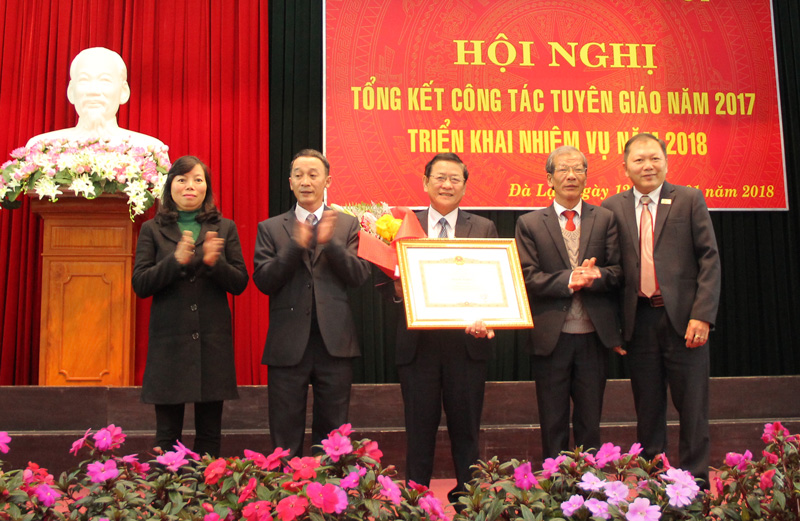 Đồng chí Trần Văn Hiệp – UVBTV, Trưởng Ban Tuyên Tỉnh ủy và các đồng chí trong lãnh đạo Ban đại diện trao bằng khen của Thủ tướng Chính phủ cho đồng chí Phan Văn Phấn