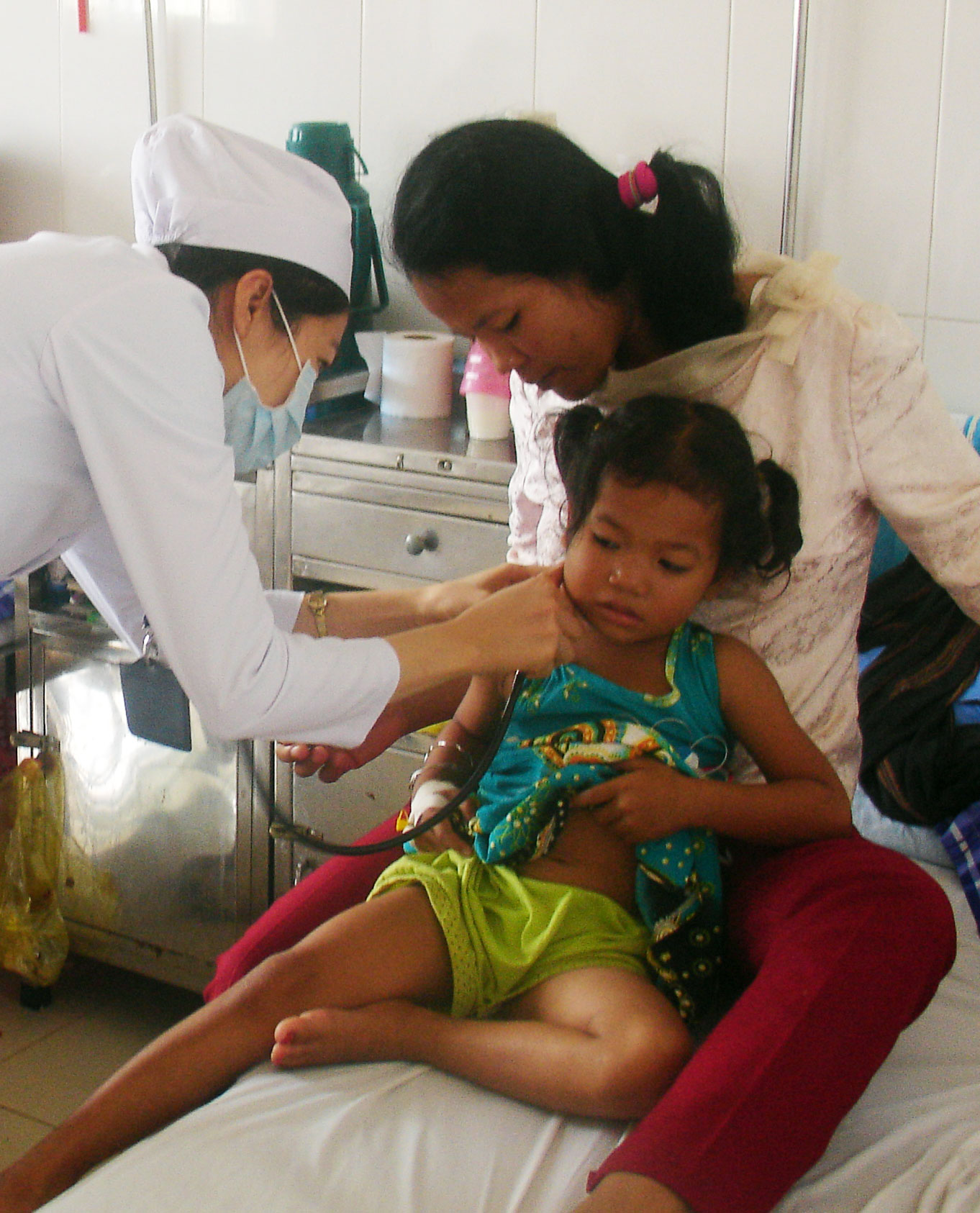Khám, chữa bệnh tại Trung tâm Y tế huyện Đơn Dương. Ảnh: Thy Vũ