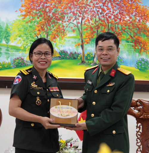 Đại tá Nguyễn Bình Sơn tặng quà chúc mừng năm mới để đáp lại những tình cảm hữu nghị giữa 2 đơn vị