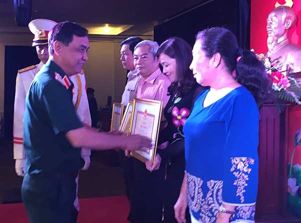 Đồng chí Hồ Thị Lan- Phó Tổng biên tập phụ trách Báo Lâm Đồng nhận Bằng khen