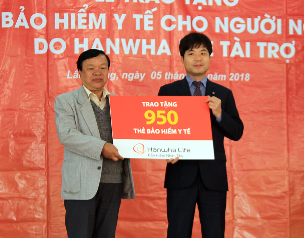 Đại diện Công ty TNHH Bảo hiểm Hanwha Life Việt Nam trao 950 thẻ BHYT cho Hội Bảo trợ Bệnh nhân nghèo- Người tàn tật và Trẻ mồ côi tỉnh Lâm Đồng