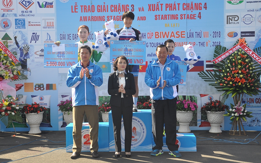 Tay đua Jutatip Maneephan đội tuyển Thái Lan dẫn đầu đường đua quanh hồ Xuân Hương - Đà Lạt
