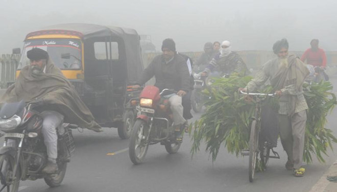 Người đi đường tại bang Amritsar, Ấn Độ chịu tình cảnh khói bụi mù mịt. Ảnh: Getty.