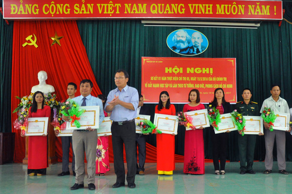 Huyện ủy Di Linh khen thưởng những nhân tố tích cực trong thực hiện Chỉ thị 05 - CT/TW. Ảnh: X.L 