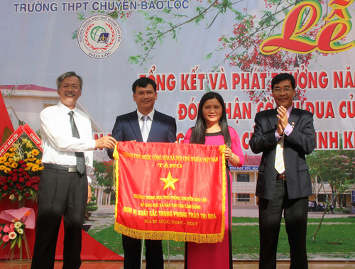 Trường THPT Chuyên Bảo Lộc đón nhận Cờ thi đua của Thủ tướng Chính phủ