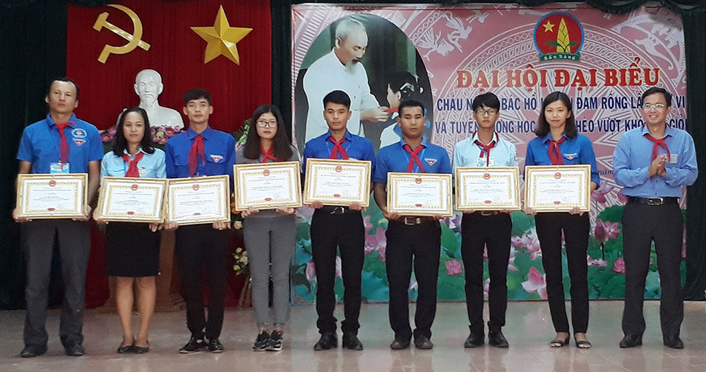 Tuyên dương 80 đội viên xuất sắc của huyện Ðam Rông