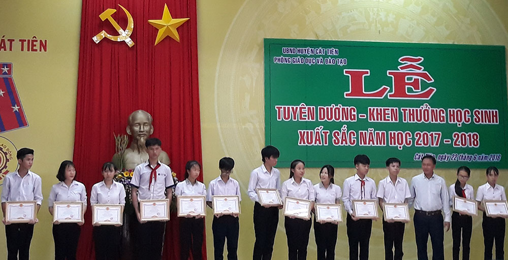Cát Tiên tuyên dương, khen thưởng 2 tập thể và 65 học sinh xuất sắc năm học 2017 - 2018