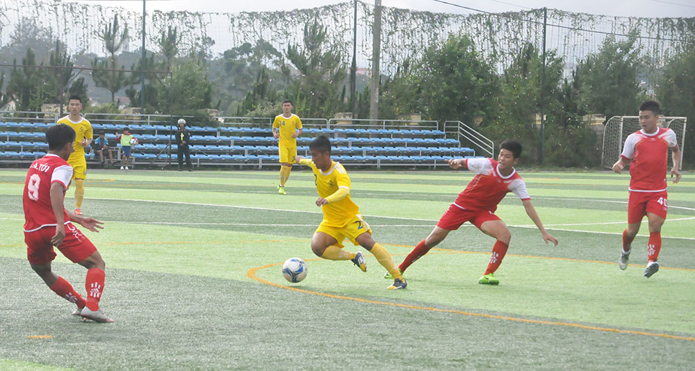 Lâm Đồng (áo vàng) trên sân nhà Đà Lạt sắp đến cần vượt qua được 2 trận đấu quan trọng trước mắt cho nhiệm vụ tìm được một suất vào vòng chung kết hạng nhì năm nay  