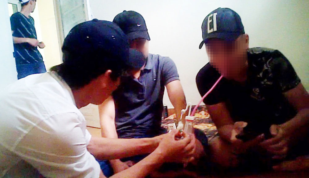 Thanh niên đang “đập đá” tại nhà tại địa bàn thị trấn Đinh Văn, huyện Lâm Hà. Ảnh: C.T cắp từ clip