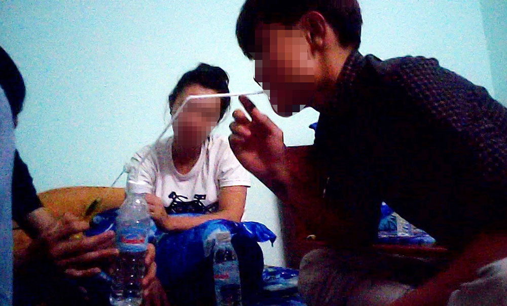 Một bạn trẻ nữ đang dùng hàng “đá” cùng nhóm bạn tại một phòng khách sạn trên địa bàn TP Bảo Lộc. Ảnh: C.T cắt từ clip