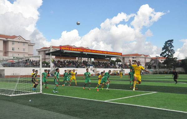 Phù Đổng FC thủ hòa với chủ nhà Lâm Đồng 0-0 trên sân Đà Lạt