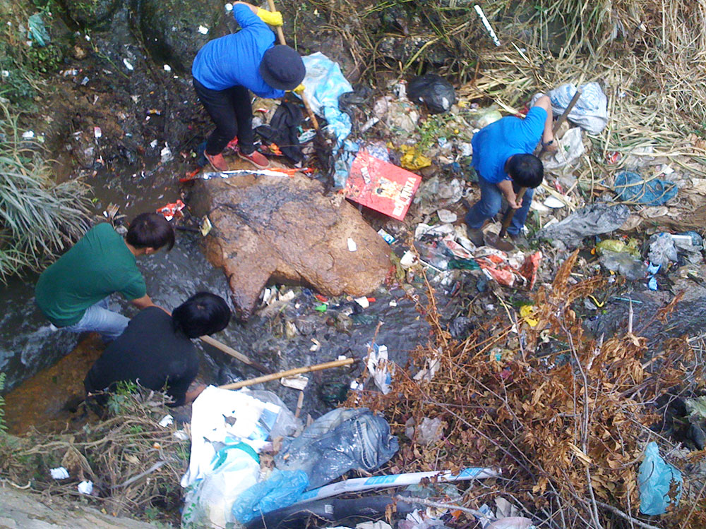 Đoàn viên, thanh niên tham gia dọn rác bảo vệ môi trường. Ảnh: N.T
