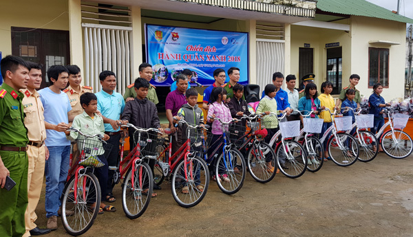 Tặng xe đạp, tặng chiếc cặp cho các em học sinh nghèo vượt khó