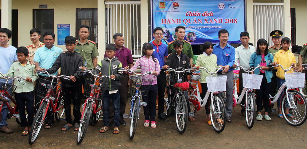 Đoàn viên Công an tỉnh tặng xe đạp cho học sinh có hoàn cảnh khó khăn tại xã Sơn Điền. Ảnh: H.Y