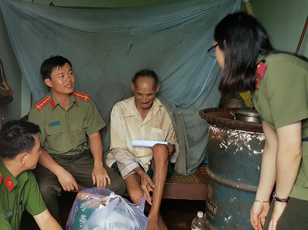 Đoàn viên Công an tỉnh thăm và tặng quà gia đình chính sách tại xã Sơn Điền. Ảnh: H.Y
