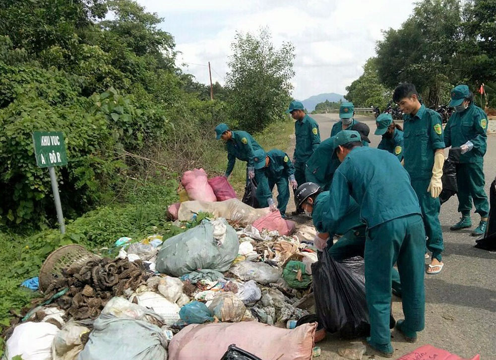 Tuổi trẻ Đạ Huoai tham gia thu gom rác bảo vệ môi trường