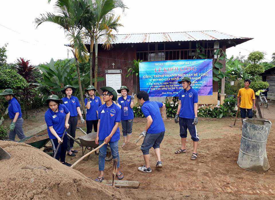 Sinh viên Trường CĐSP Đà Lạt làm sân bê tông cho gia đình chính sách trong chiến dịch tình nguyện hè 2017. Ảnh: T.H