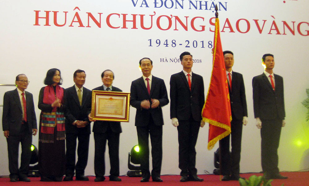 Chủ tịch nước Trần Đại Quang (thứ tư từ phải qua) trong Lễ trao tặng Huân chương Sao Vàng. 