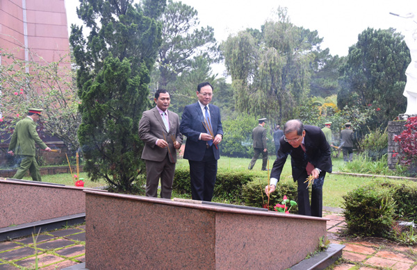 Lãnh đạo tỉnh viếng Nghĩa trang Liệt sĩ nhân kỷ niệm 71 năm ngày Thương binh Liệt sĩ