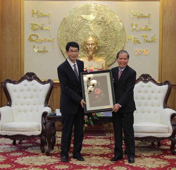 Đồng chí Nguyễn Xuân Tiến - Ủy viên Trung ương Đảng, Bí thư Tỉnh ủy tặng tranh thêu cho Đoàn đại biểu Đảng Cộng sản Trung Quốc