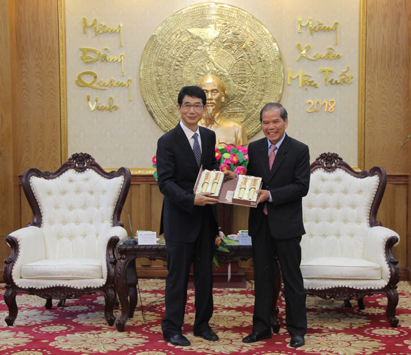Ông Triệu Kim - Ủy viên Thường vụ Tỉnh ủy, Trưởng ban Tuyên truyền Tỉnh ủy Vân Nam tặng quà lưu niệm cho Bí thư Tỉnh ủy Lâm Đồng Nguyễn Xuân Tiến