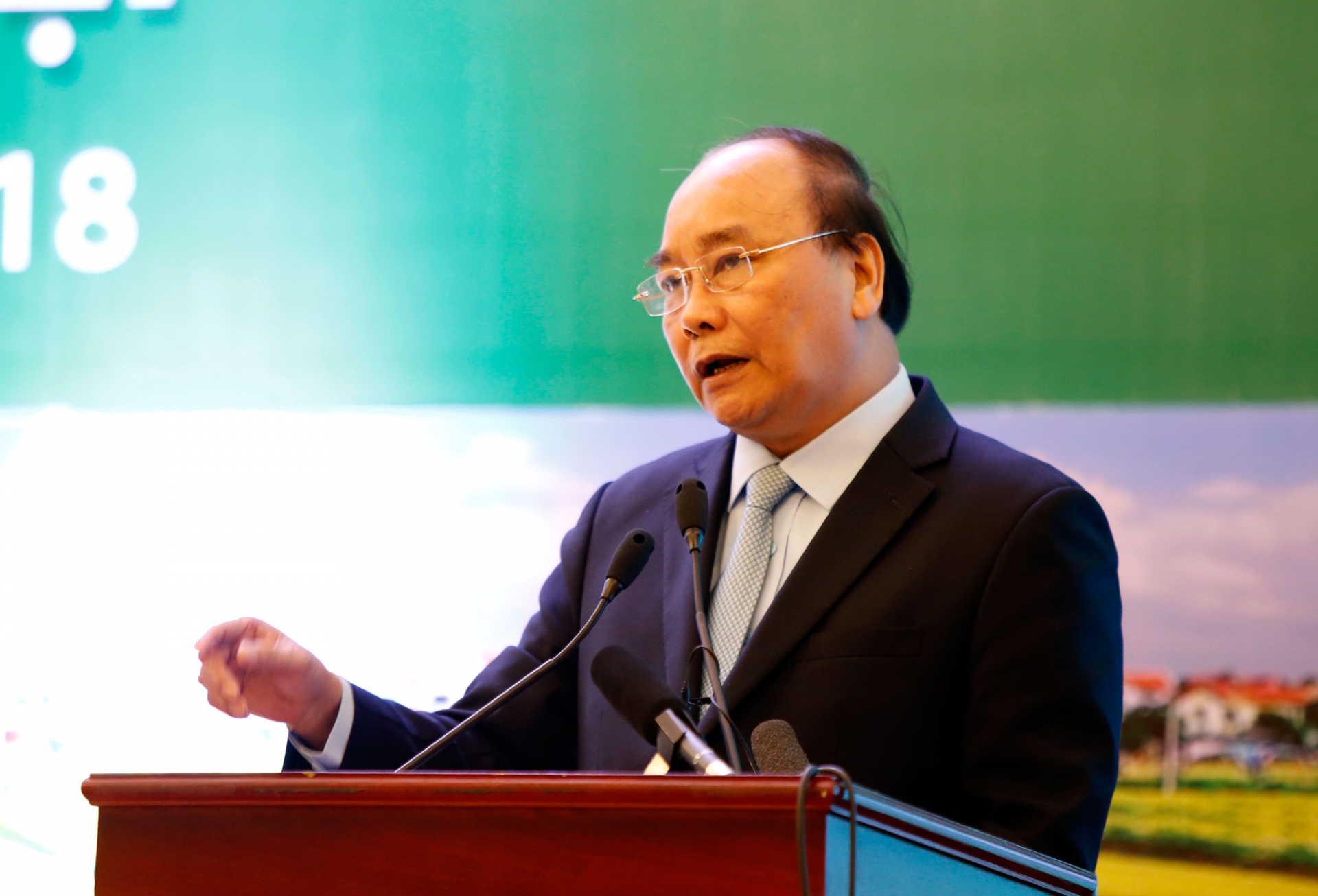Thủ tướng Chính phủ Nguyễn Xuân Phúc phát biểu chỉ đạo tại hội nghị sáng nay