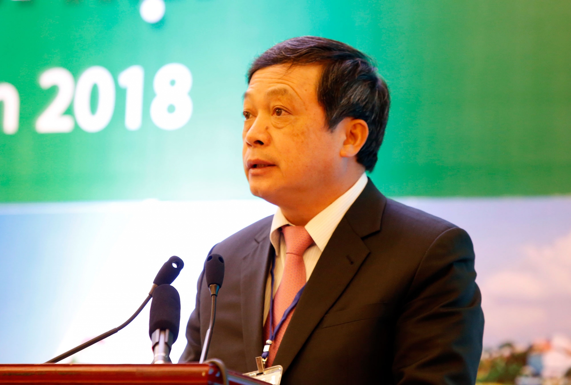 Ông Đoàn Văn Việt – Chủ tịch UBND tỉnh Lâm Đồng phát biểu tham luận “Thu hút doanh nghiệp đầu tư vào nông nghiệp công nghệ cao ở địa phương”