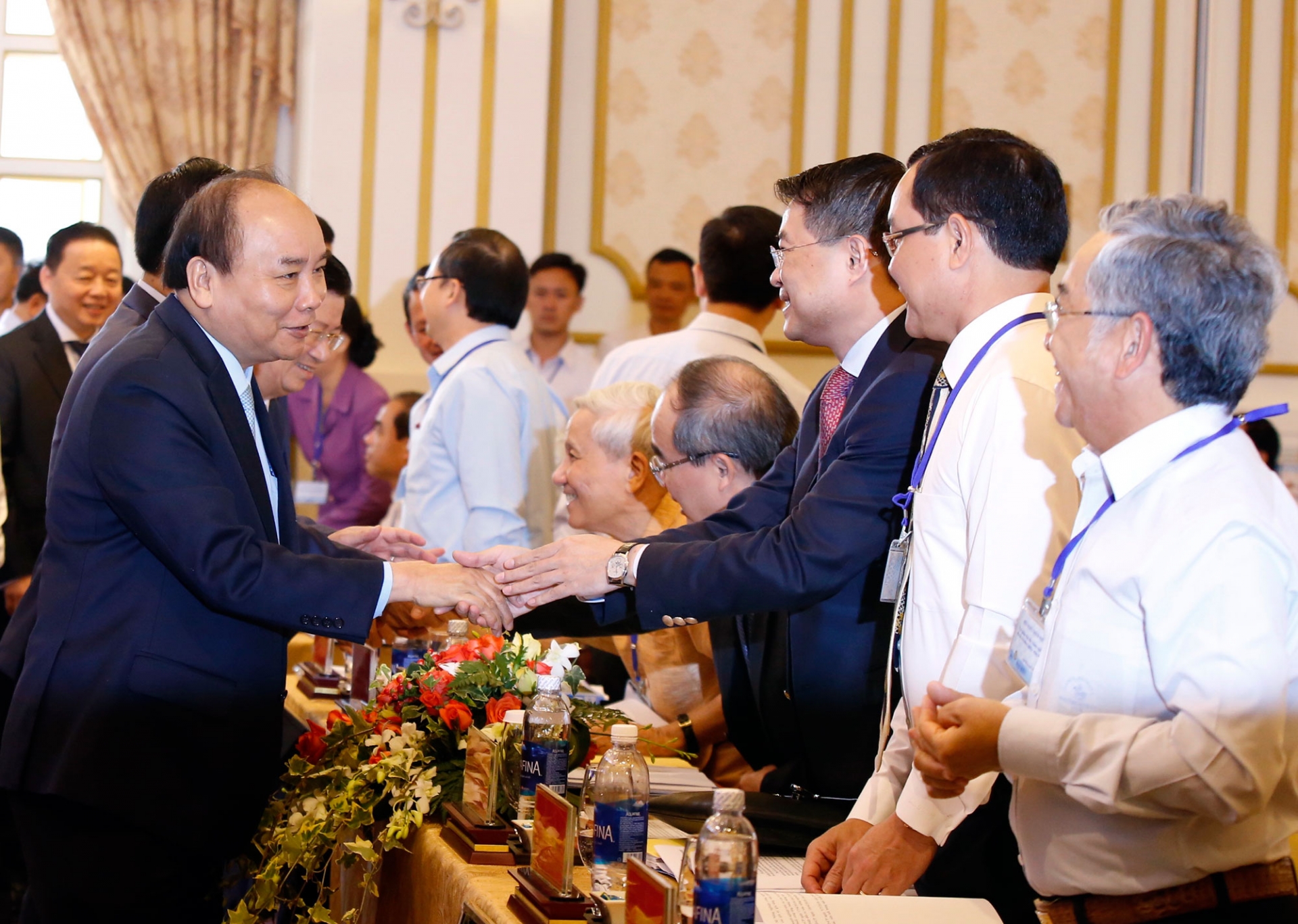 Thủ tướng Chính phủ Nguyễn Xuân Phúc bắt tay các đại biểu tham dự hội nghị