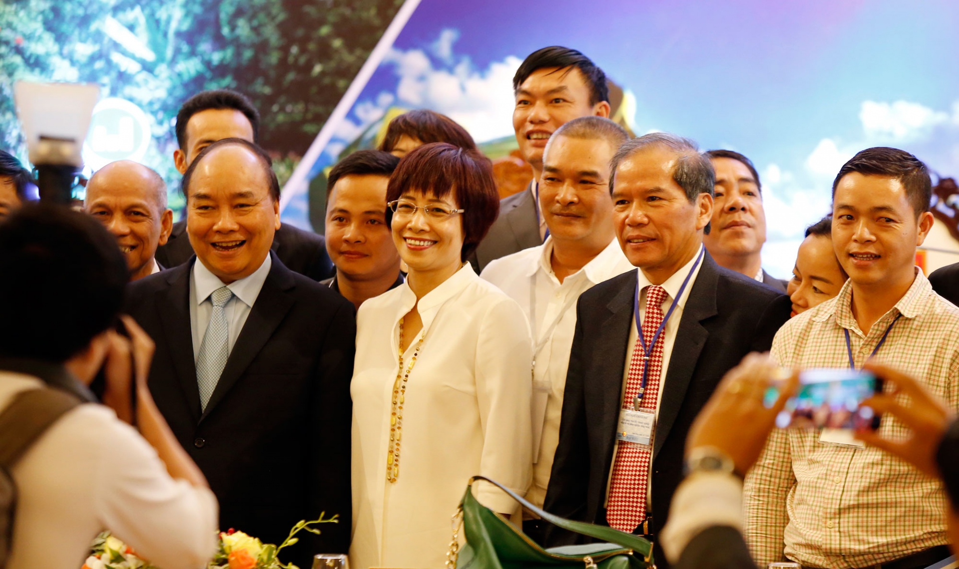 Thủ tướng Nguyễn Xuân Phúc chụp ảnh lưu niệm cùng các đại biểu tham dự hội nghị