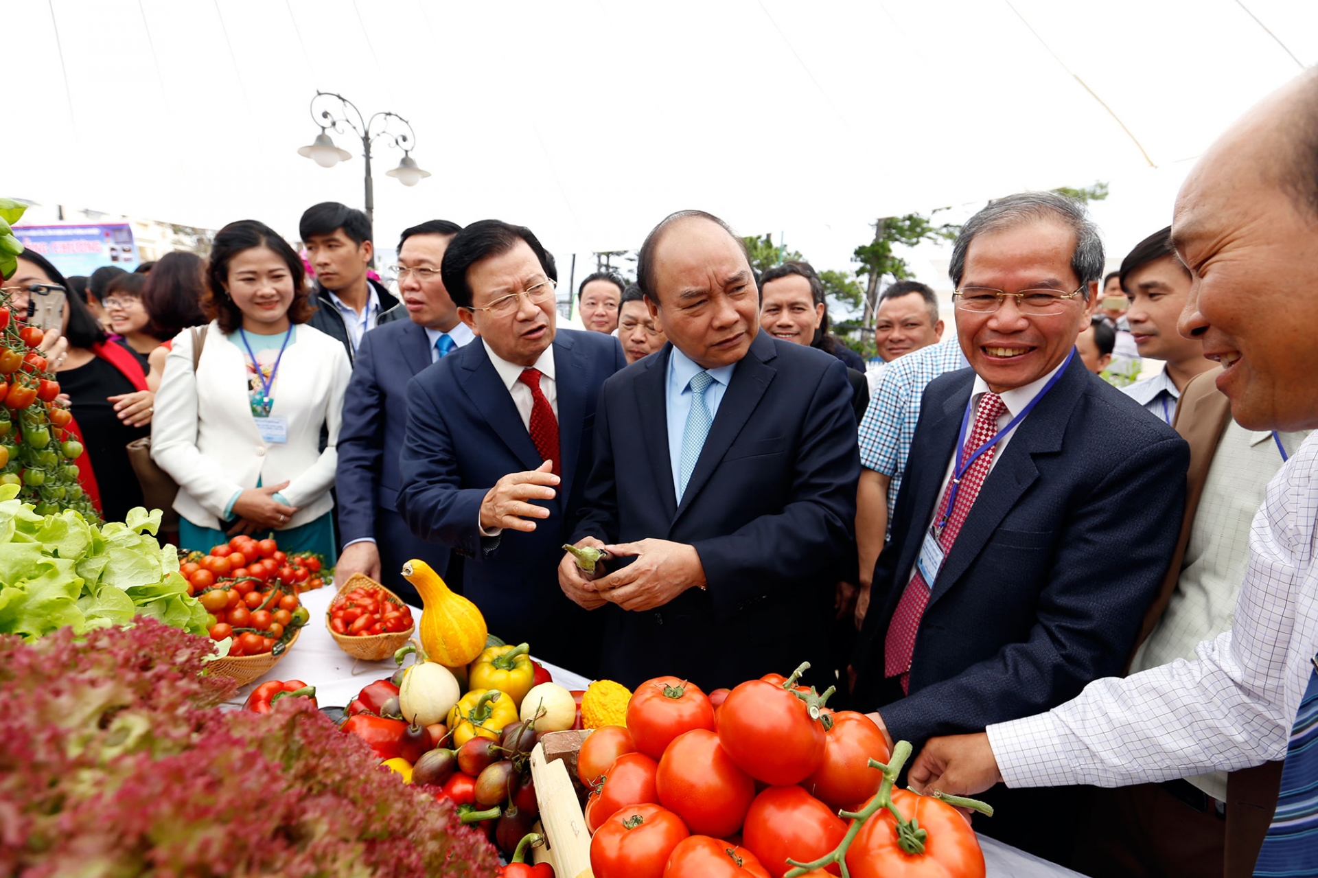 Thủ tướng Nguyễn Xuân Phúc cùng các đại biểu thăm gian hàng trưng bày sản phẩm nông nghiệp của các doanh nghiệp tại Lâm Đồng