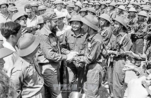 Chủ tịch Cuba Fidel Castro với các chiến sỹ đoàn Khe Sanh, Quân Giải phóng Trị Thiên Huế, trong chuyến thăm vùng giải phóng Quảng Trị, ngày 15/9/1973. Ảnh tư liệu: TTXVN