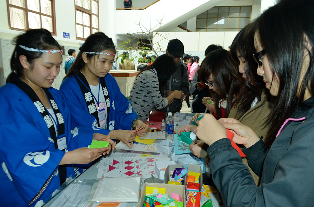 Văn hóa Nhật Bản được giới trẻ Đà Lạt yêu thích. Ảnh: Sinh viên Đại học Đà Lạt với nghệ thuật gấp giấy Nhật Bản Origami