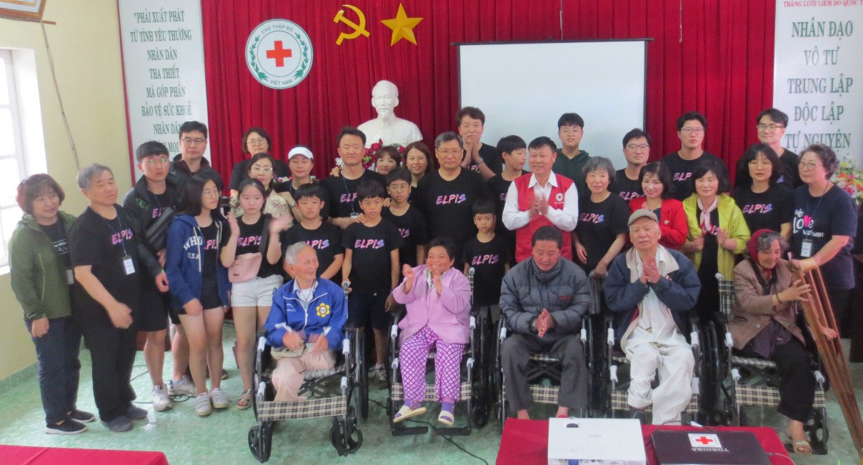 Đã có hơn 200 chiếc xe lăn được Đoàn tình nguyện viên Hàn Quốc trao cho người khuyết tật tỉnh Lâm Đồng