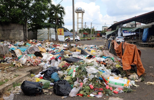 Nhà máy xử lý "hụt hơi", rác lại ùn ứ khắp Bảo Lộc