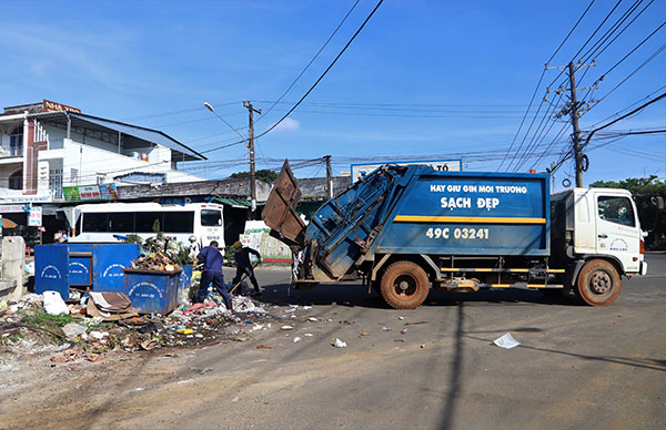 Công ty Công trình đô thị Bảo Lộc đã thu gom lượng rác tồn động