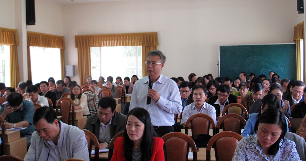 BS Vũ Thanh Hương - Giám đốc Trung tâm Y tế Đạ Tẻh báo cáo về nỗ lực dập dịch cúm A-H1N1 trên địa bàn. Ảnh: D.H