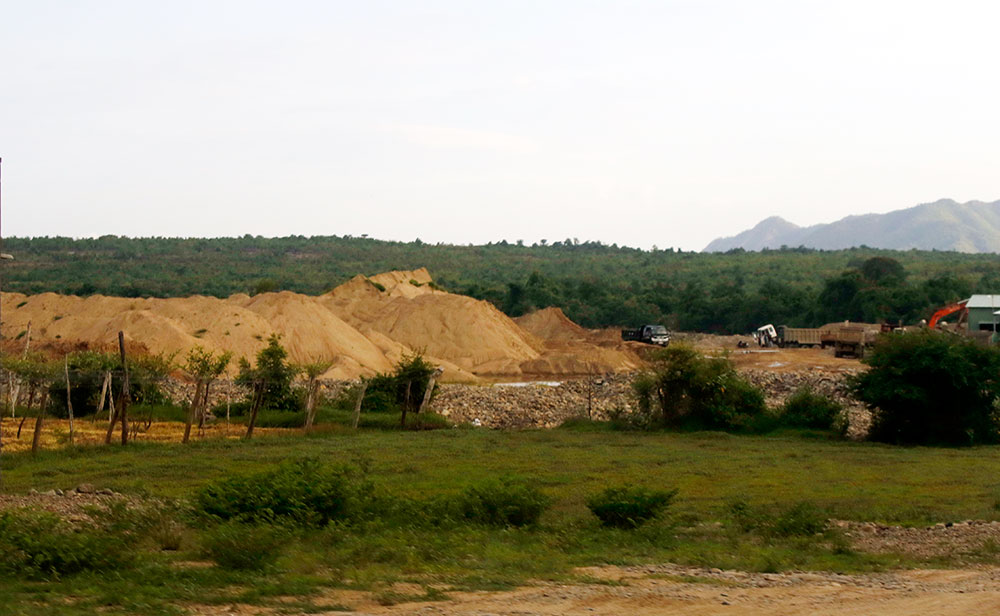 Rất nhiều doanh nghiệp nhập cát tại Ninh Thuận có giá rẻ hơn so với địa bàn tỉnh Lâm Đồng. Ảnh: Trích từ clip