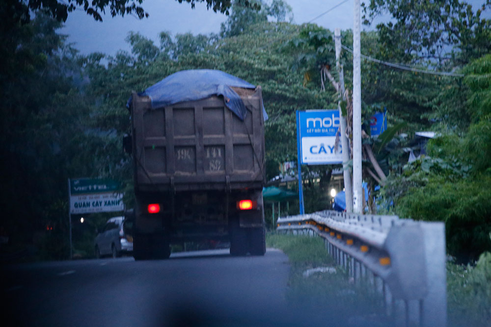 Hàng chục chiếc xe quá tải từ Ninh Thuận lên tỉnh Lâm Đồng mỗi đêm thời gian qua. Ảnh: Cắt từ clip