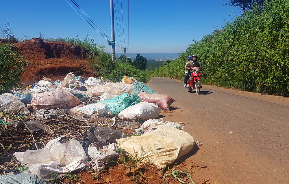 Rác đổ chất đống tại nhiều vị trí trên cung đường Tỉnh lộ 726 nối TP Đà Lạt với huyện Lâm Hà