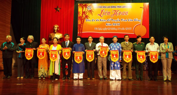 Bà Phạm Thị Phúc – TUV, Chủ tịch LĐLĐ tỉnh tặng cờ lưu niệm cho các CLB tham dự liên hoan