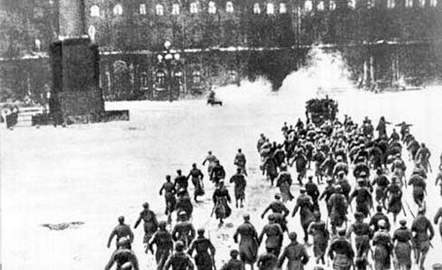 Quân khởi nghĩa đánh chiếm Cung điện Mùa Ðông ở TP Pê-trô-grát