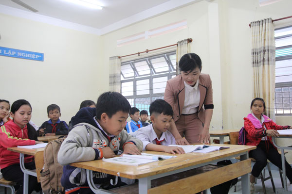 Cô Lê Thị Khánh Ly luôn tận tụy truyền dạy kiến thức cho học trò