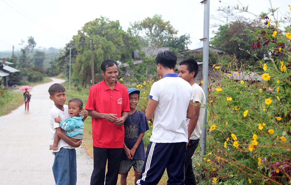 Những con đường bê tông phẳng phiu ở thôn Cil Múp có sự đóng góp tích cực của anh Cil Ha Huynh.