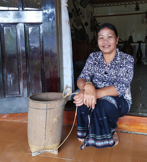 Bà Rô da Nai Linh bên nếp nhà sàn truyền thống