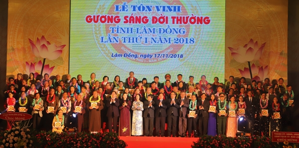 Lãnh đạo Đảng, Nhà nước và tỉnh Lâm Đồng chụp hình lưu niệm cùng 88 “Gương sáng đời thường”
