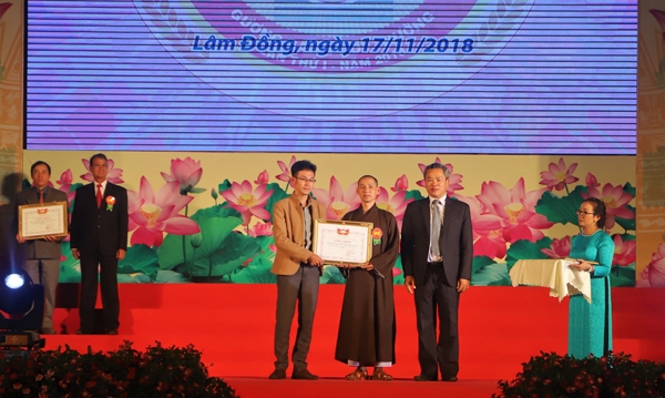 Ông Đường Anh Ngữ - Phó Chủ tịch thường trực UBMTTQ Việt Nam tỉnh Lâm Đồng trao bằng công nhận, khen thưởng các mô hình tự quản tiêu biểu trong cộng đồng dân cư