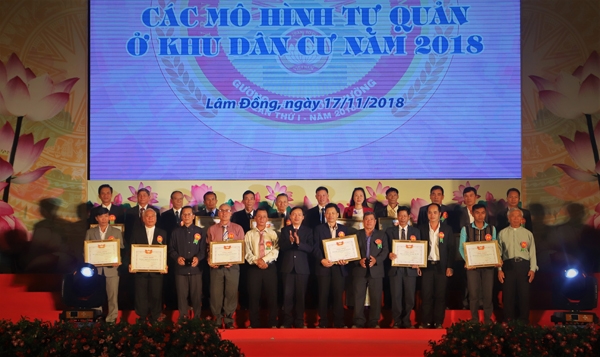 Ông Trương Thành Được - Phó Chủ tịch UBMTTQ Việt Nam tỉnh Lâm Đồng trao bằng công nhận, khen thưởng các mô hình tự quản tiêu biểu trong cộng đồng dân cư