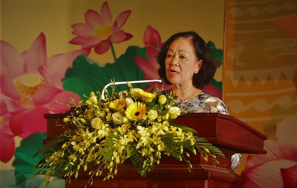 Đồng chí Trương Thị Mai, Ủy viên Bộ Chính trị, Trưởng Ban Dân vận Trung ương phát biểu chúc mừng và chỉ đạo tại Lễ tôn vinh Gương sáng đời thường